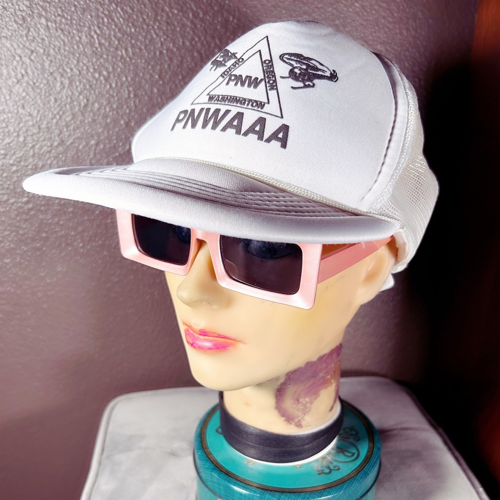 VINTAGE, PNW, trucker hat!!